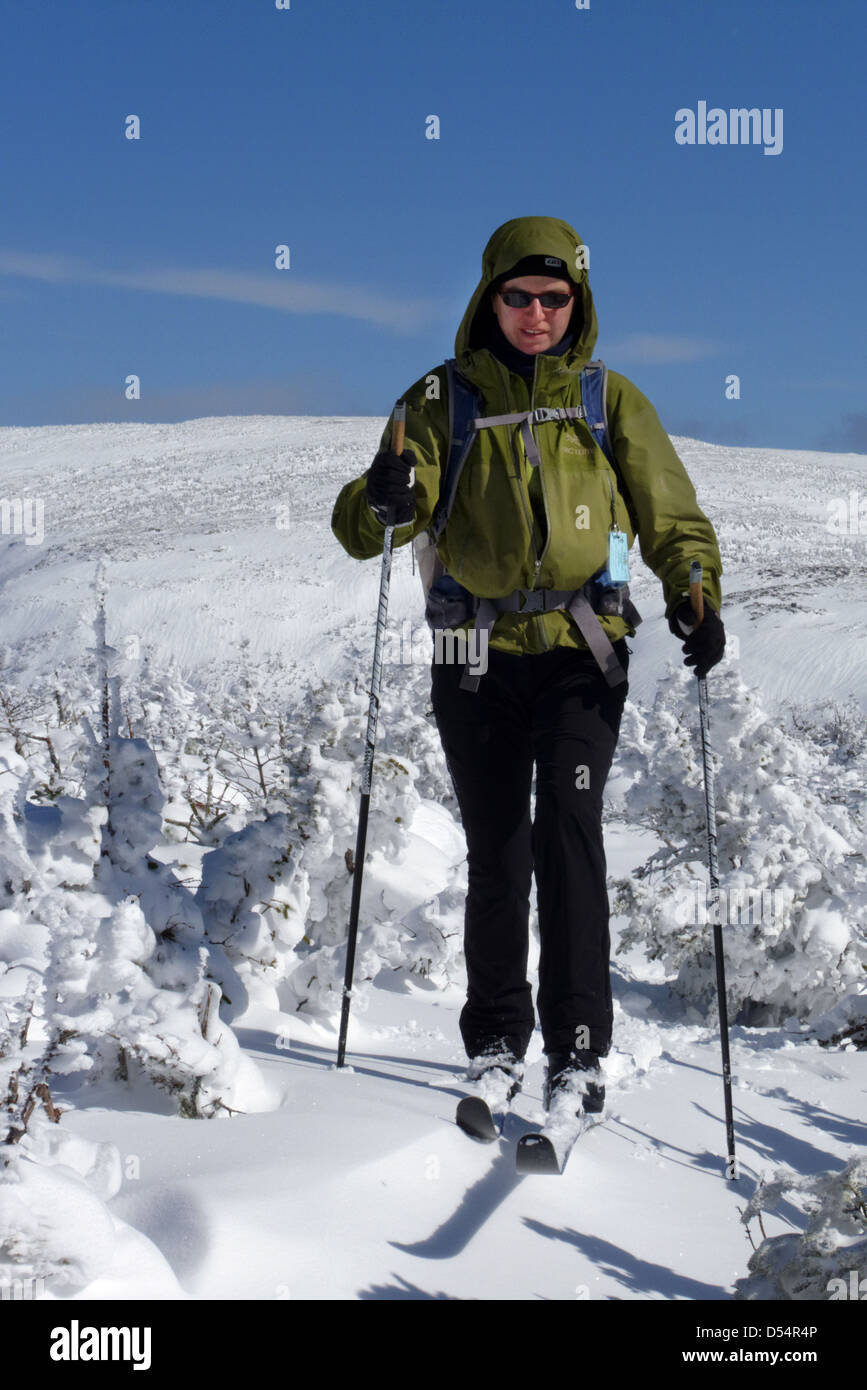 Une dame retour ski de fond sur le plateau des monts McGerrigle dans le Chic Choc des montagnes, de la Gaspésie, Québec, Canada Banque D'Images