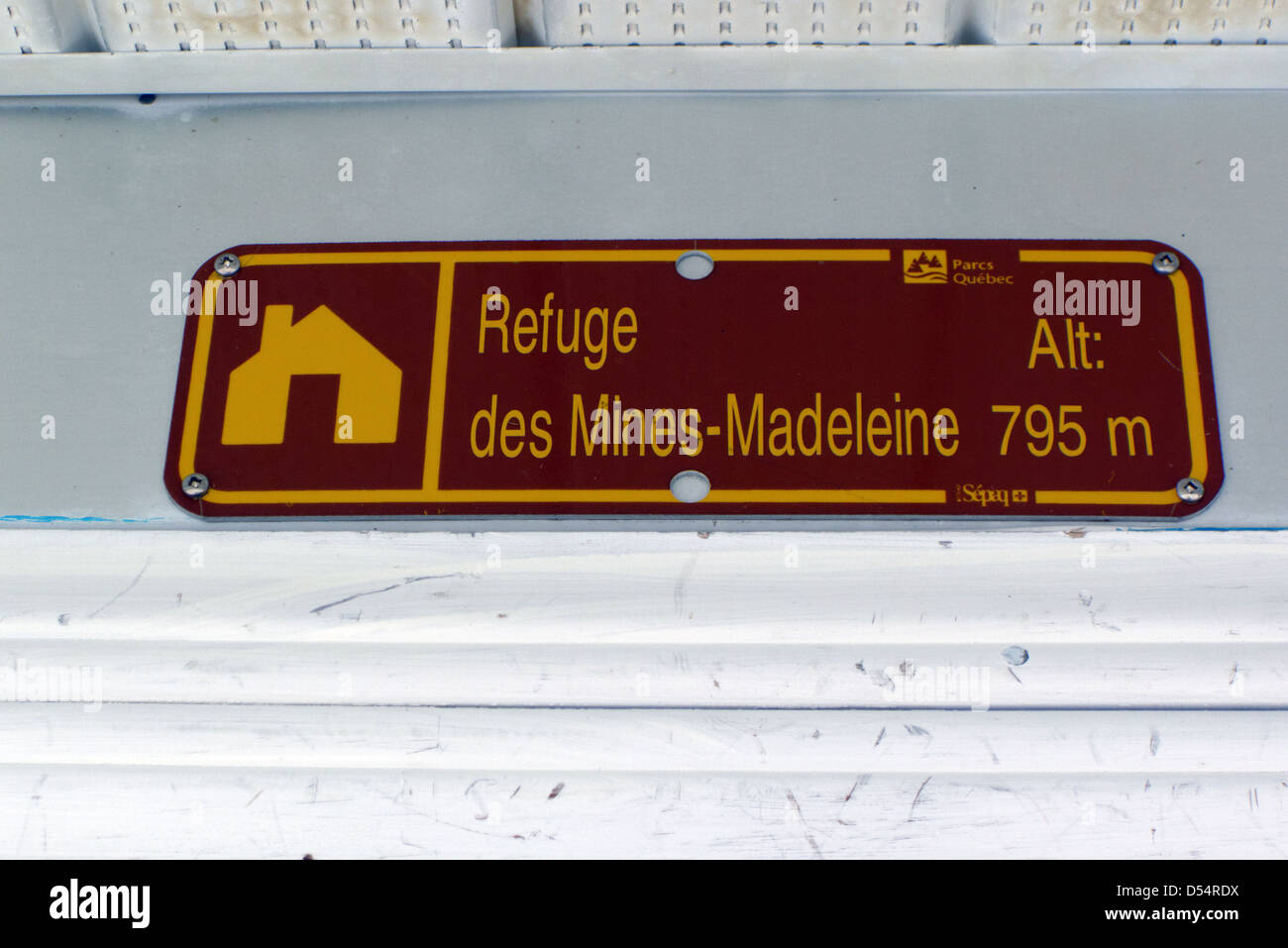 Le signe au-dessus de la porte des Mines Madeleine refuge en montagne dans le Chic Chocs mountain au Québec Canada Banque D'Images