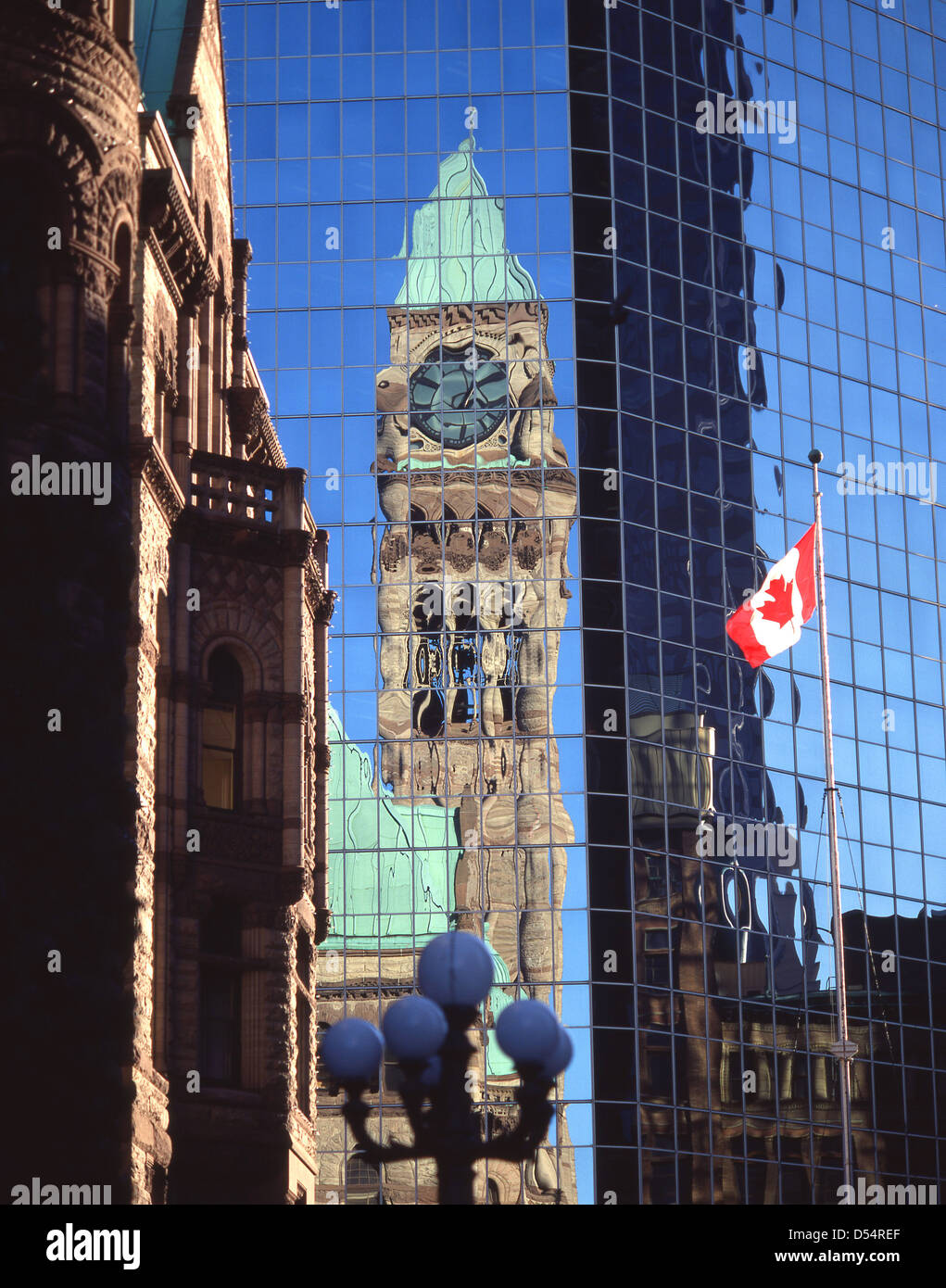 Tour de l'horloge de l'Édifice du Centre (Édifice du centre) reflète dans skyscaper, Colline du Parlement, Ottawa, Ontario, Canada Province Banque D'Images