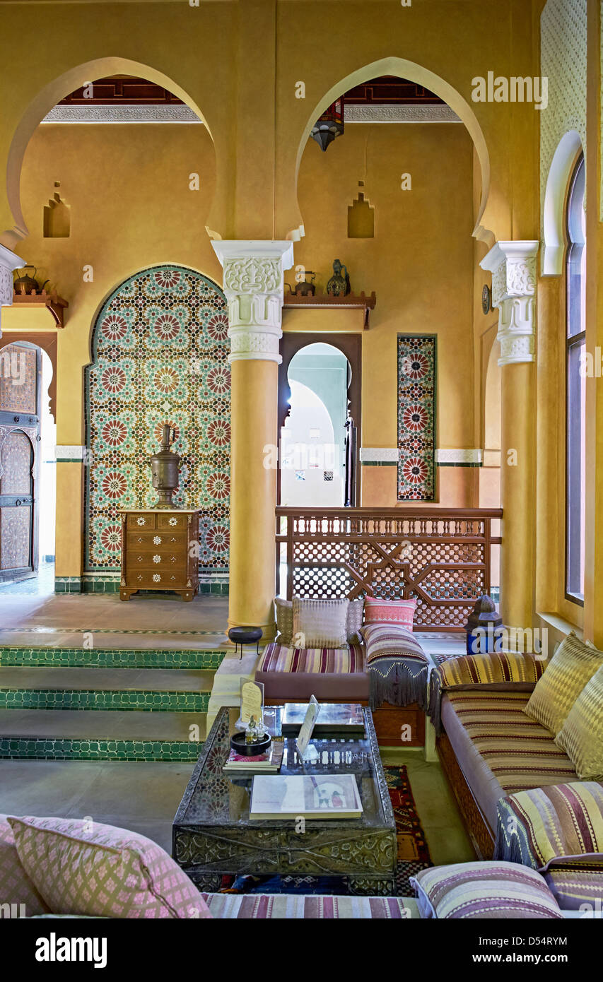 Accueil marocain avec l'intérieur d'un salon et d'un décor traditionnel et des meubles Banque D'Images