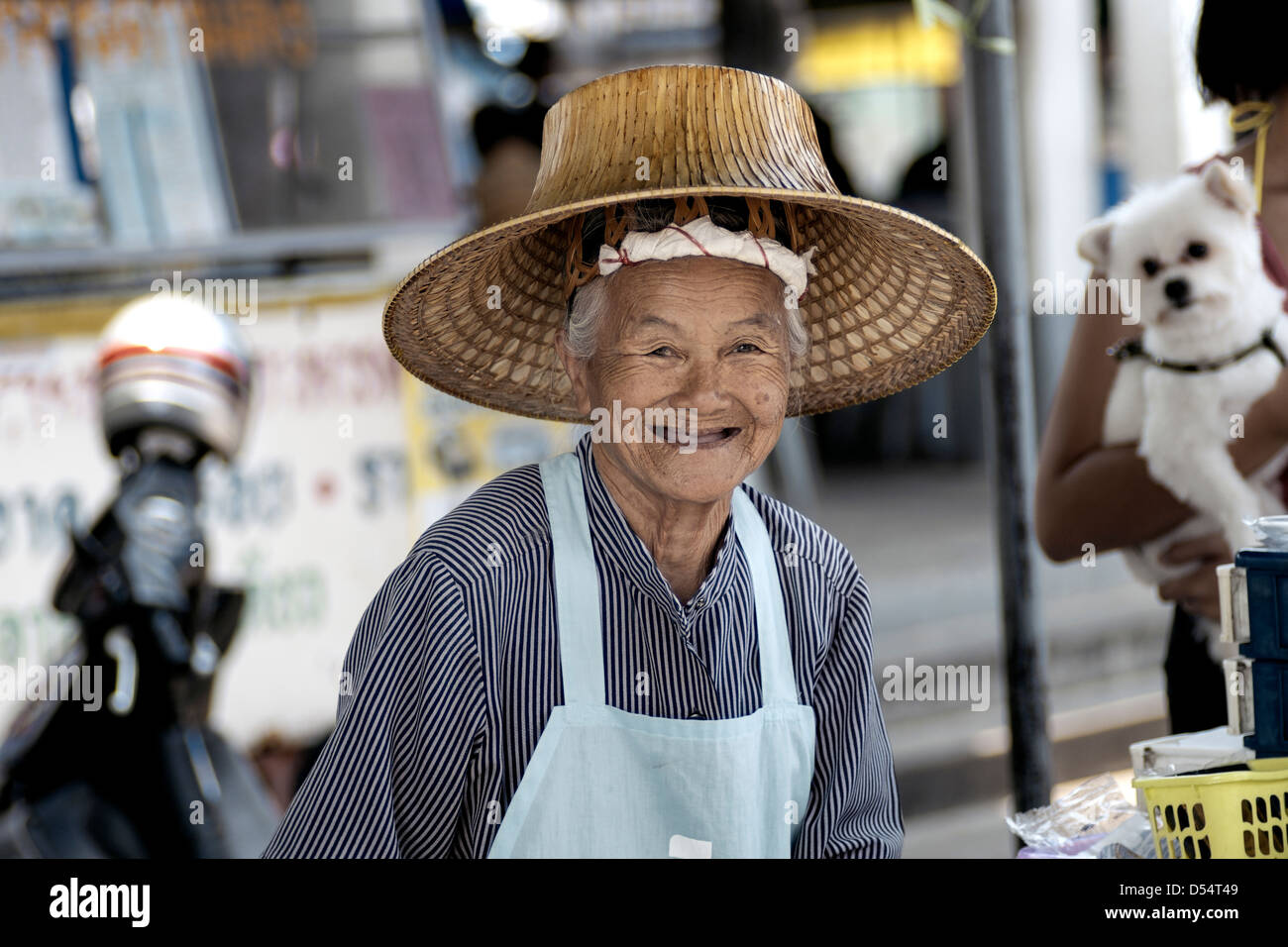 Femme âgée street food vendor, heureux et souriant à son travail. La Thaïlande Asie du sud-est Banque D'Images