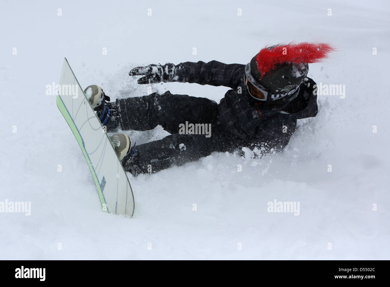 Krippenbrunn, l'Autriche, l'enfant se bloque alors que le snowboard Banque D'Images