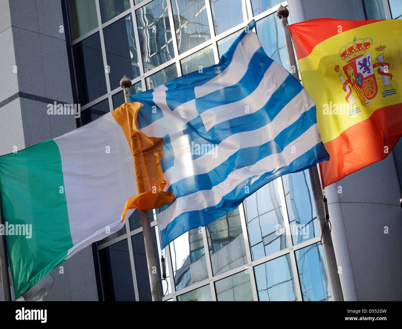 Drapeau grec devant le bâtiment du Parlement européen à Bruxelles, Belgique Banque D'Images
