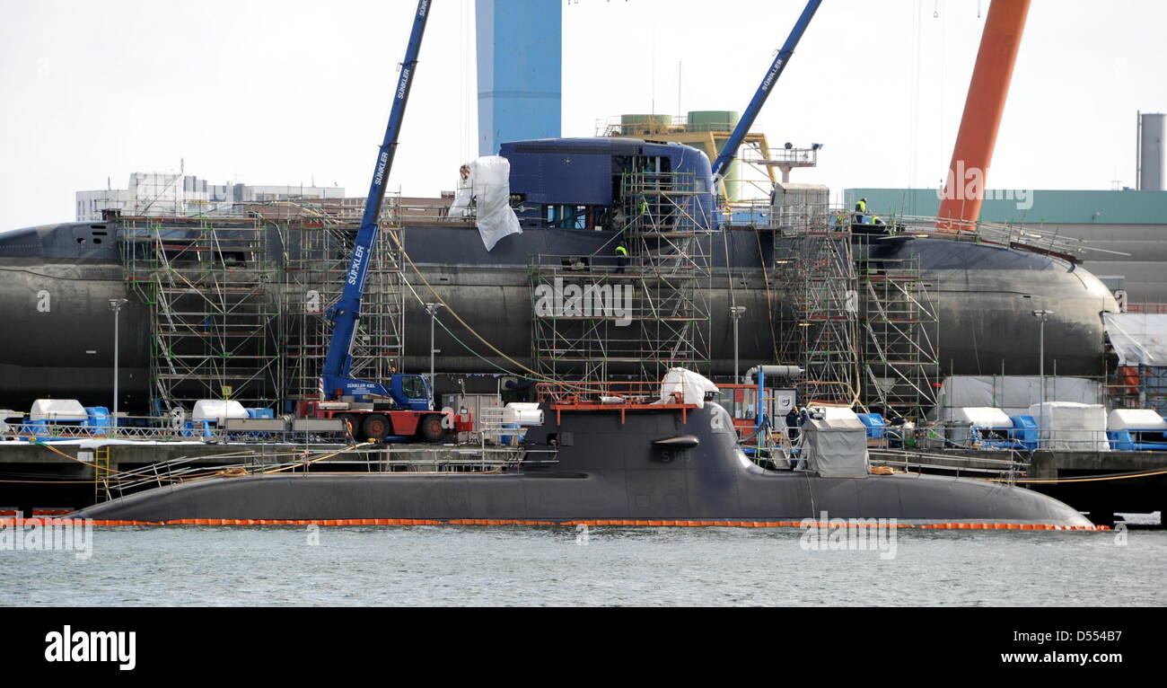 Le 68m de long "sous-marin Rahav' destinés à la marine israélienne et équipé de 10 tubes lance-torpilles est intégrée dans les locaux de la société ThyssenKrupp Marine Systems à Kiel, Allemagne, 25 mars 2013. À l'avant du sous-marin se trouve le U33, un sous-marin à pile à combustible de la classe 212a, de la marine allemande. Photo : Carsten REHDER Banque D'Images