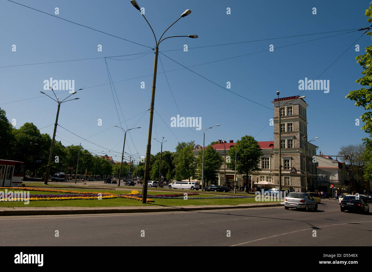 Place Viru (Viru Vagljak) avec ses massifs fleuris en pleine floraison. À Tallinn, Estonie, Etats baltes Banque D'Images