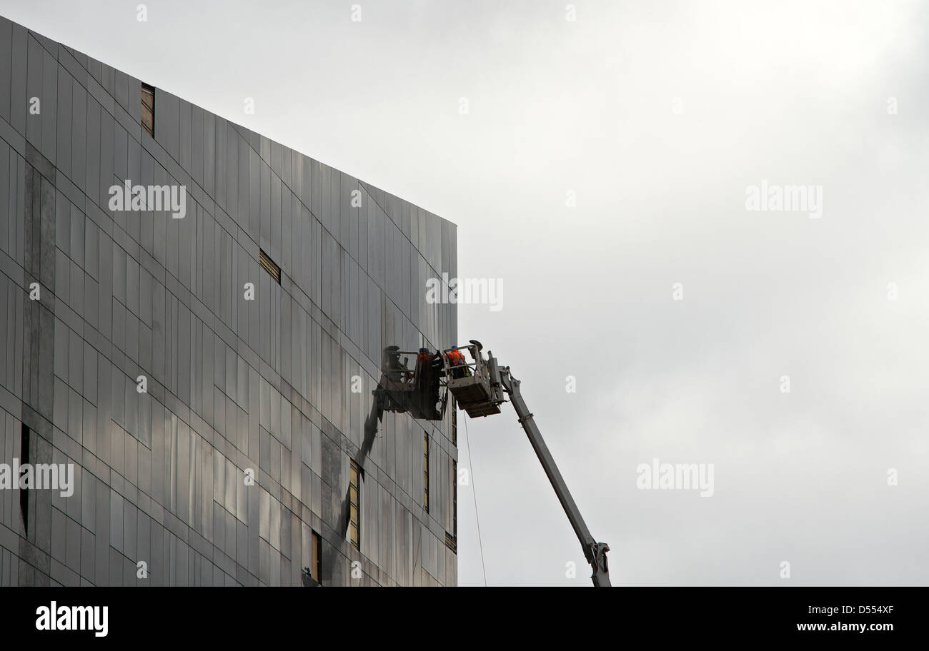 Nettoyage de vitres sur cherry picker crane lave-verre grand face à l'Albert Dock, Liverpool, Banque D'Images
