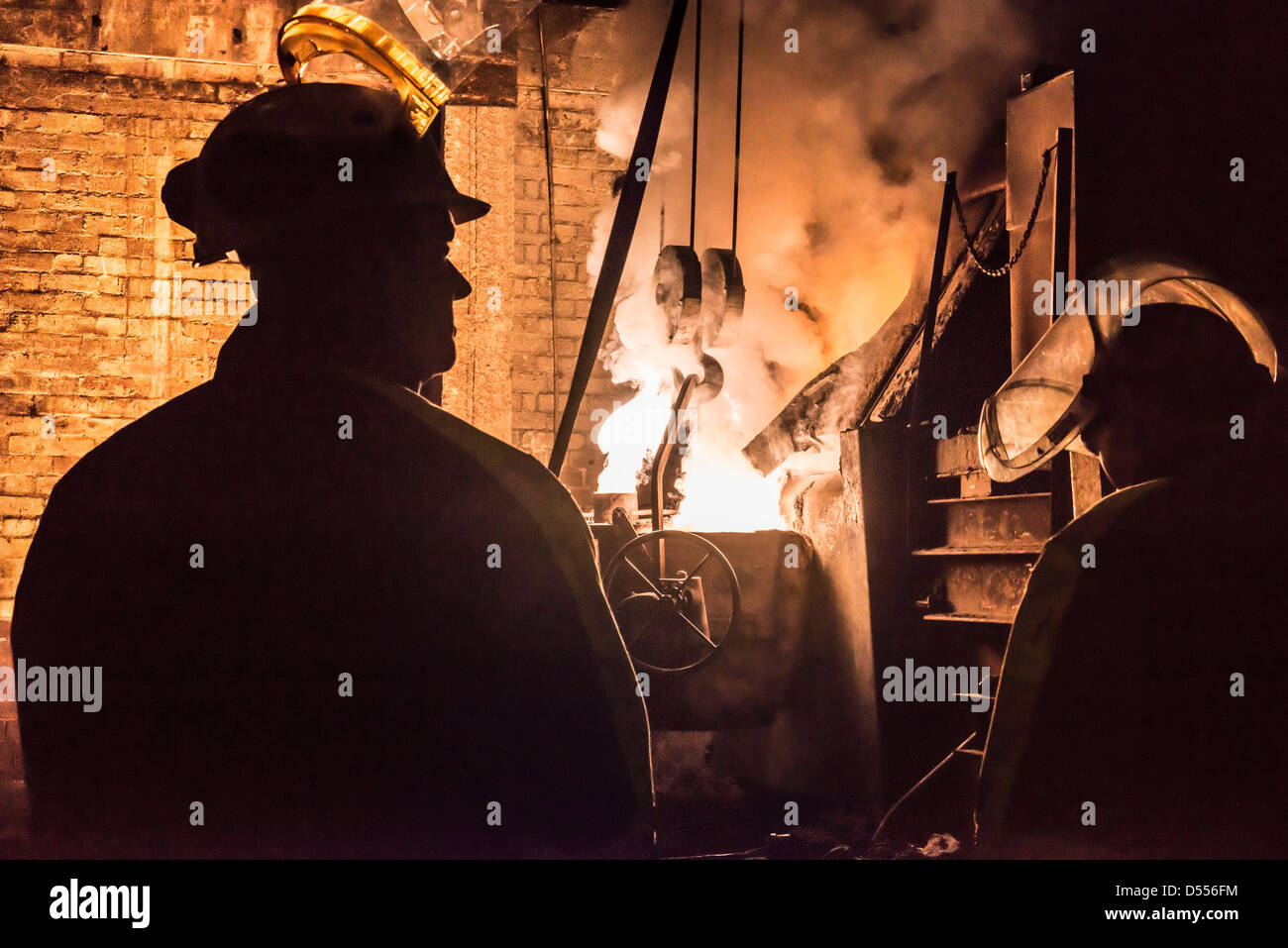 Worker standing in metal foundry Banque D'Images