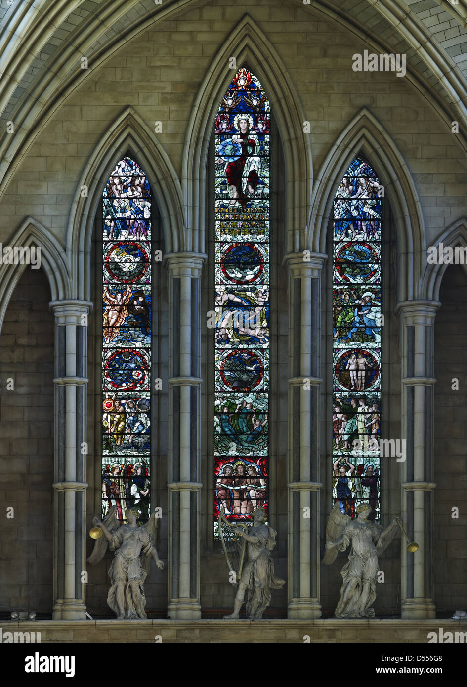 La cathédrale de Southwark, Église de St Mary Overie, Londres. La fenêtre de l'ouest par Henry Holiday, 1903, avec le roi David sculpture limewood Banque D'Images