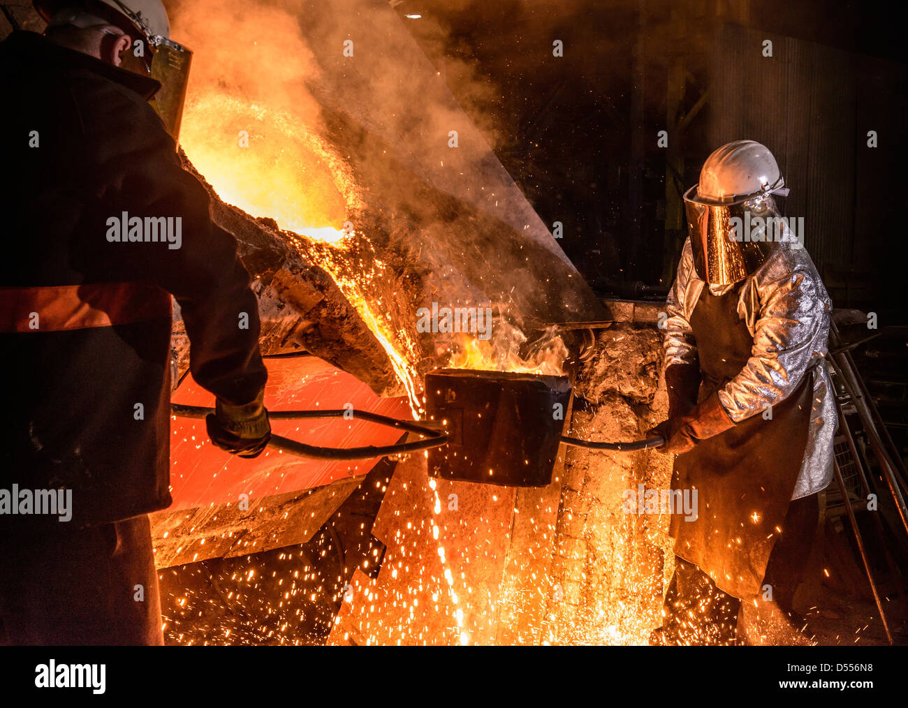Verser des travailleurs du métal en fusion dans Foundry Banque D'Images