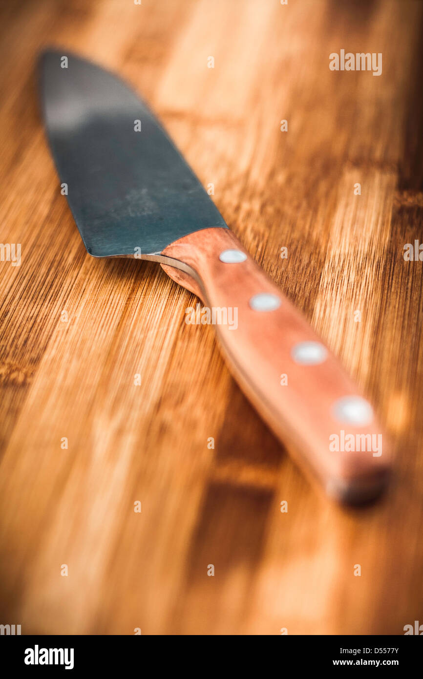 Close up of knife on wooden table Banque D'Images