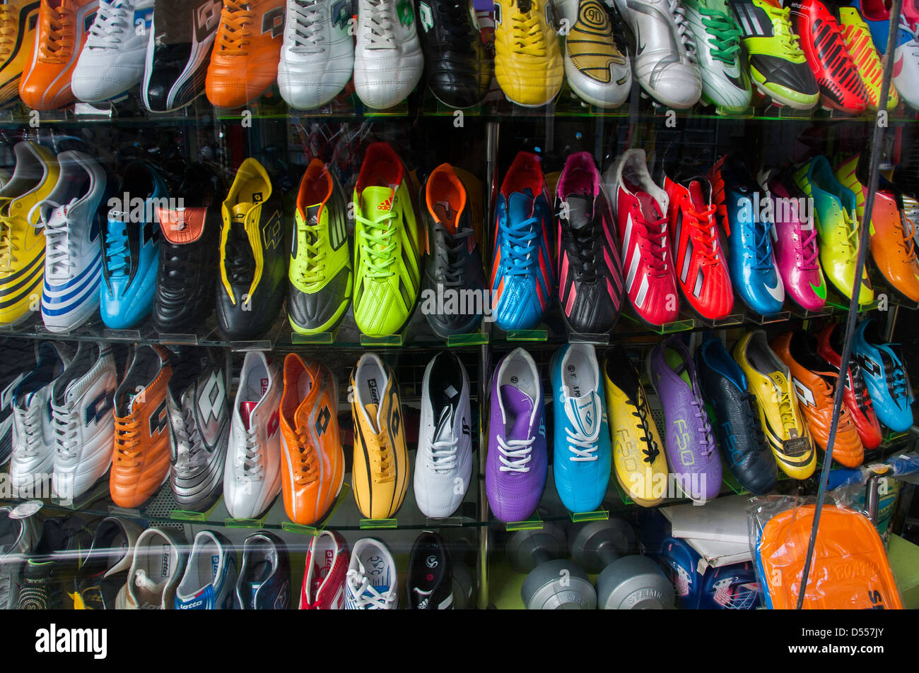 Chaussures de foot à vendre dans la capitale des Maldives, homme Photo  Stock - Alamy