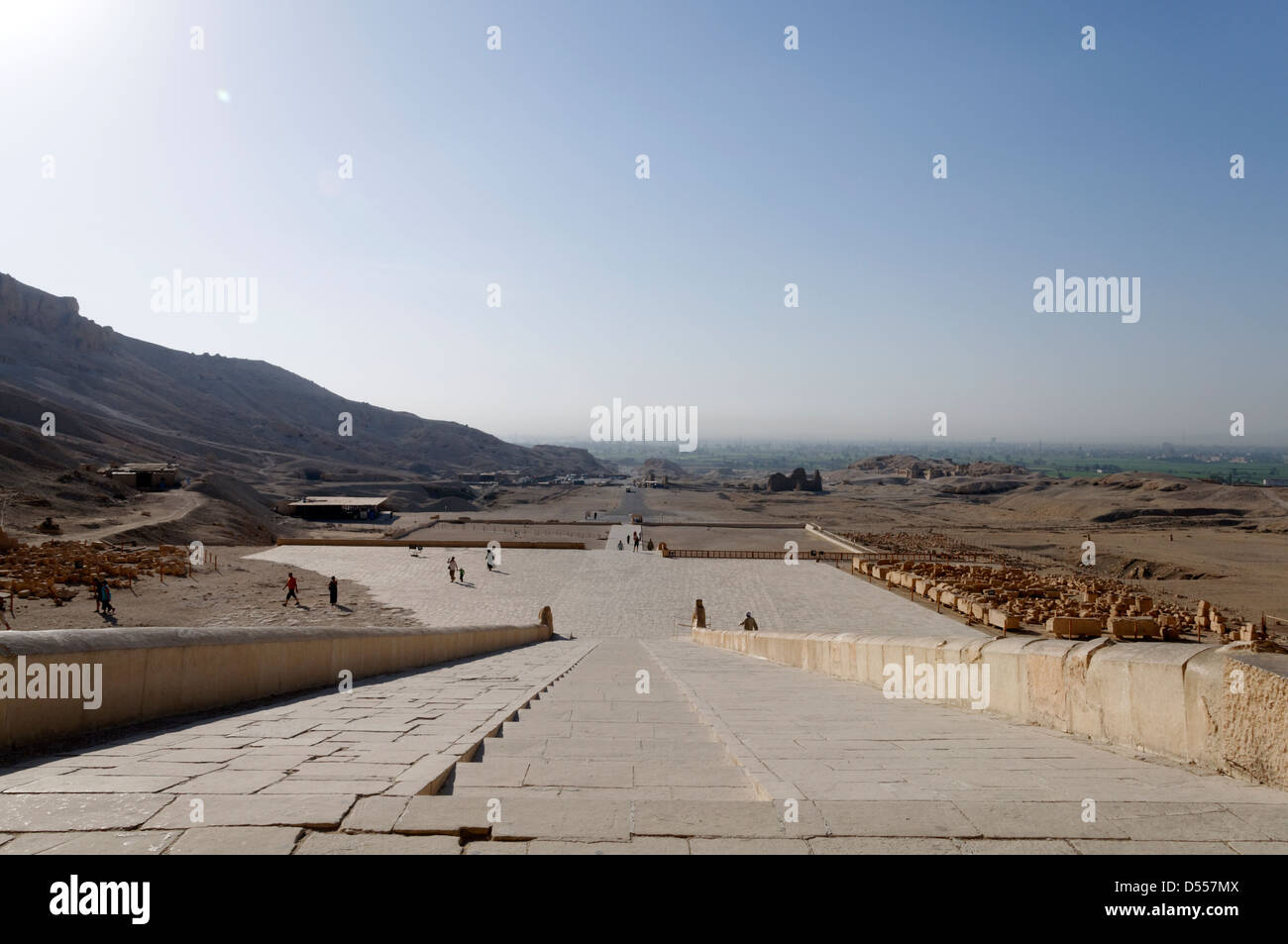 Thèbes. L'Égypte. Vue sur la plaine désertique du temple funéraire d'Hatshepsout à Deir el-Bahri. Banque D'Images