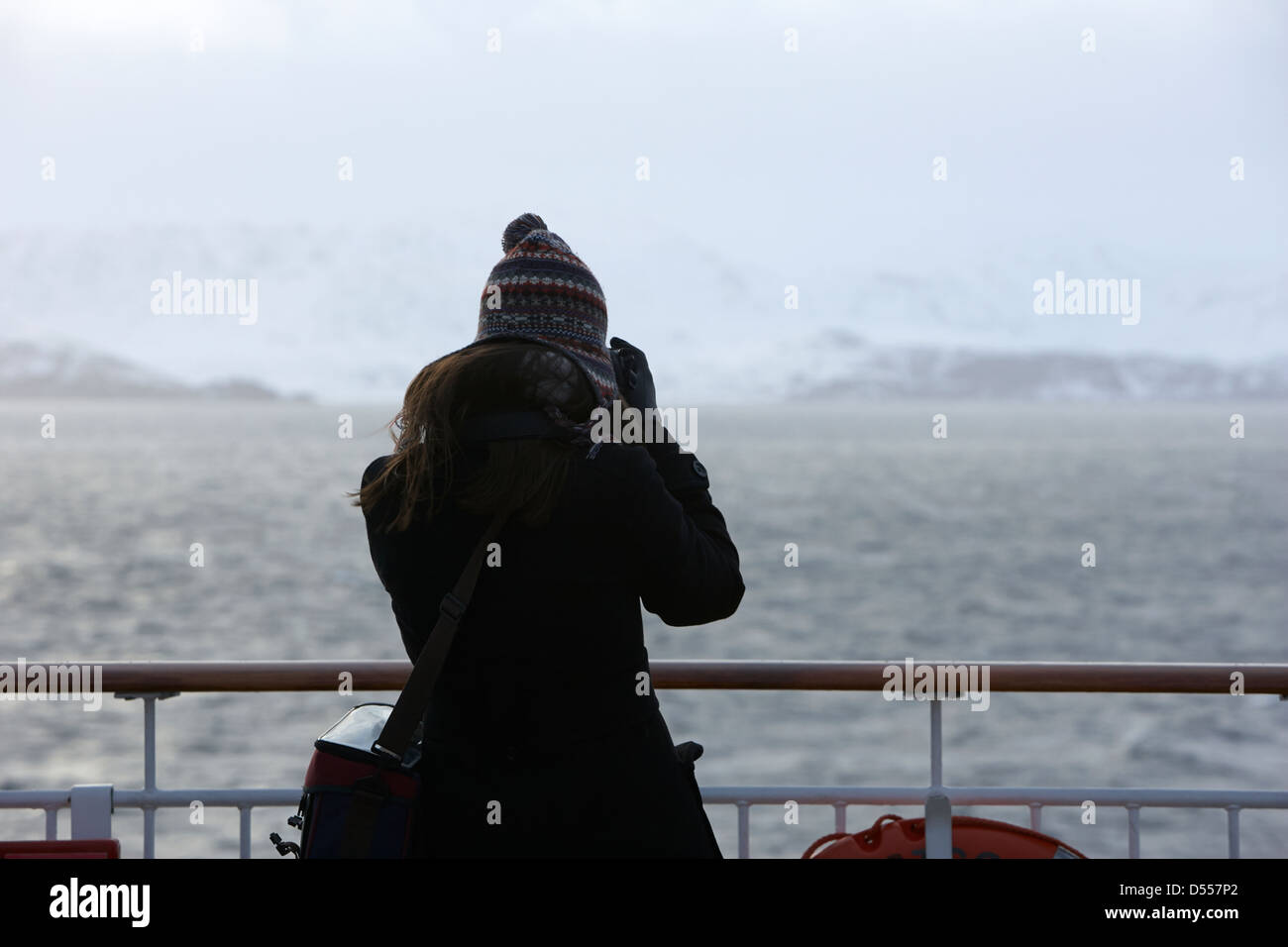 Photo prise passagère à bord du navire à passagers hurtigruten voile à travers les fjords en hiver la norvège europe Banque D'Images