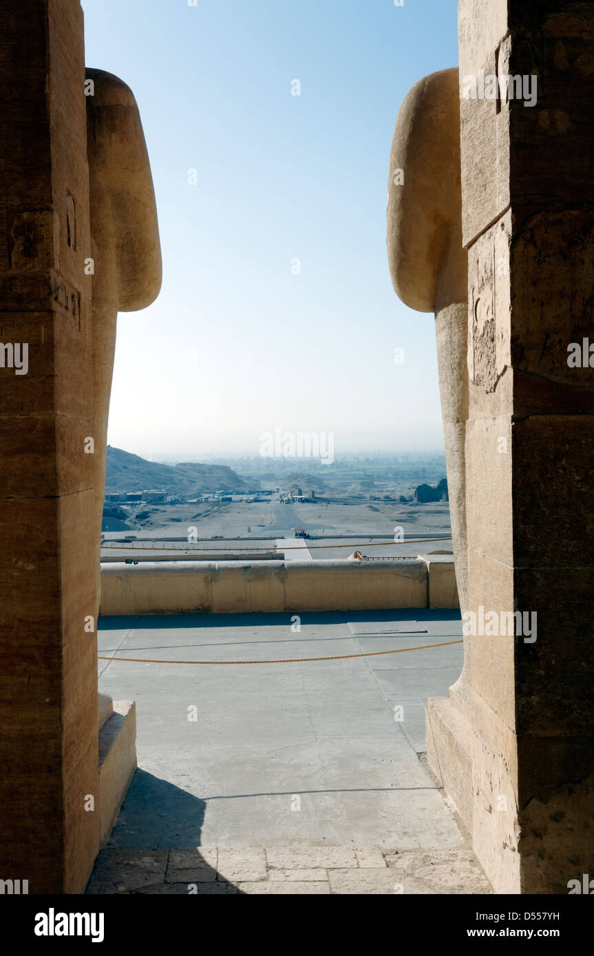 Thèbes. L'Égypte. Vue sur la plaine désertique du temple funéraire d'Hatshepsout à Deir el-Bahri. Banque D'Images