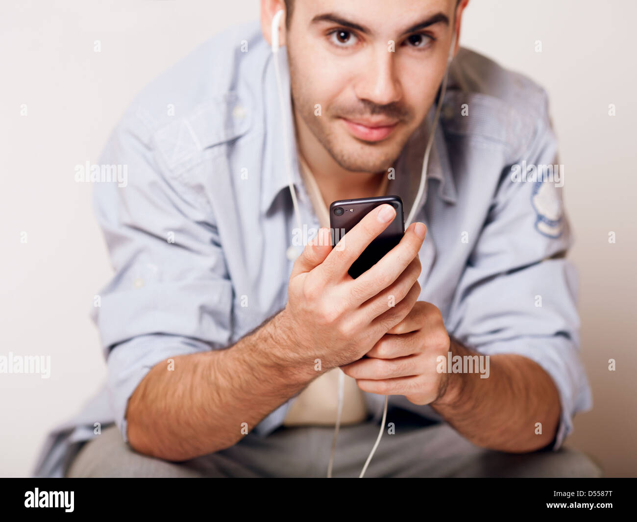 Beau mec d'écouter de la musique sur DVD Banque D'Images