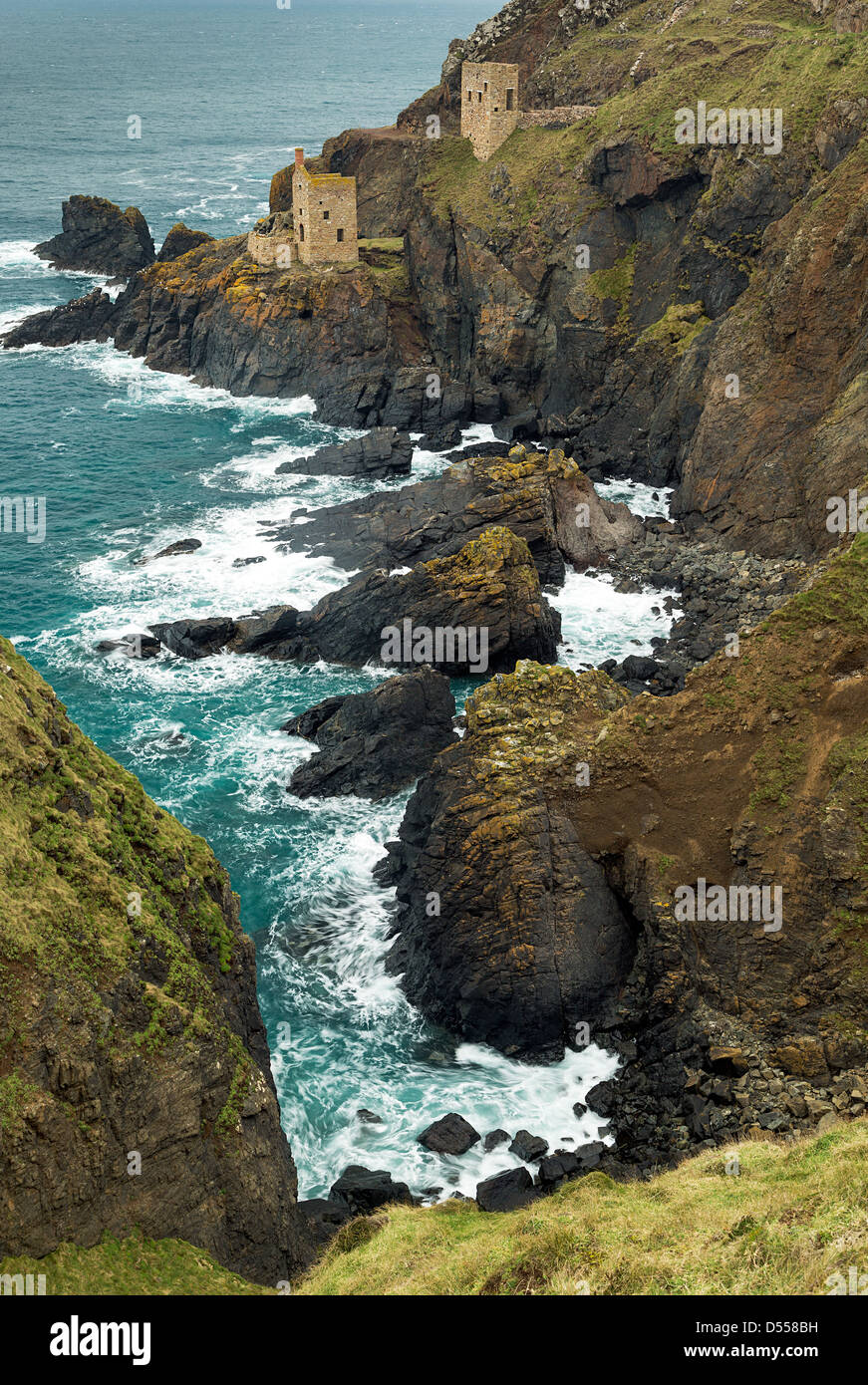 Les falaises autour des mines d'étain Botallack, Cornwall. Cette image montre le moteur de 2 maisons dans contexte, parmi les falaises escarpées Banque D'Images