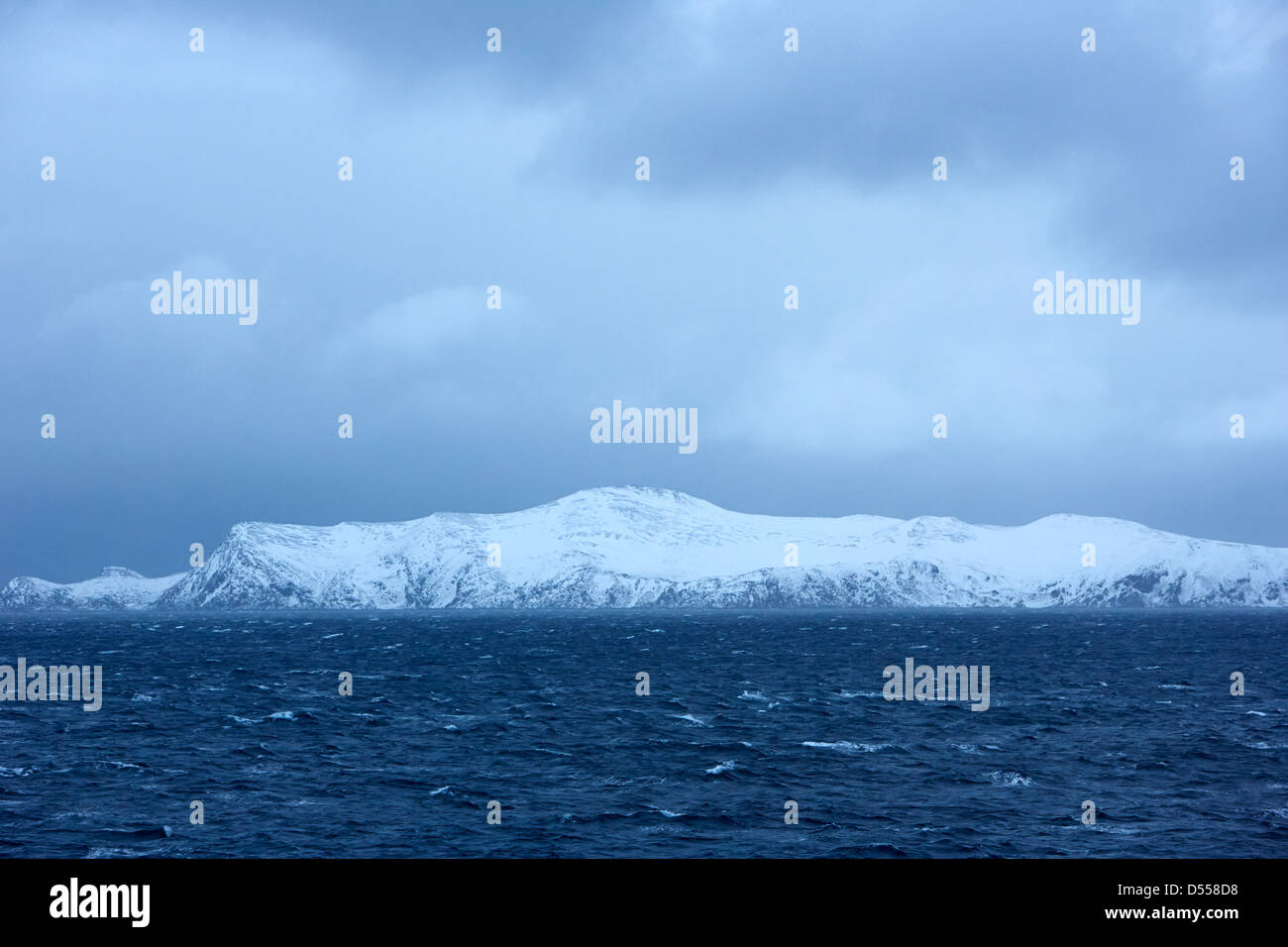 Les falaises escarpées et couvertes de neige côte arctique du nord de la norvège europe Banque D'Images