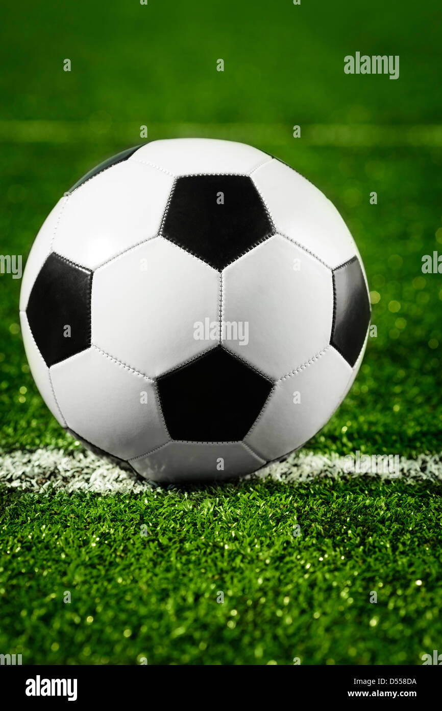 Neuf et propre ballon de football sur terrain, selective focus Banque D'Images