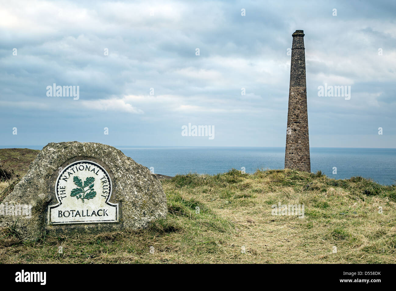 National Trust à Botallack Botallack post marqueur des mines d'étain, Botallack, Cornwall, Angleterre. Banque D'Images