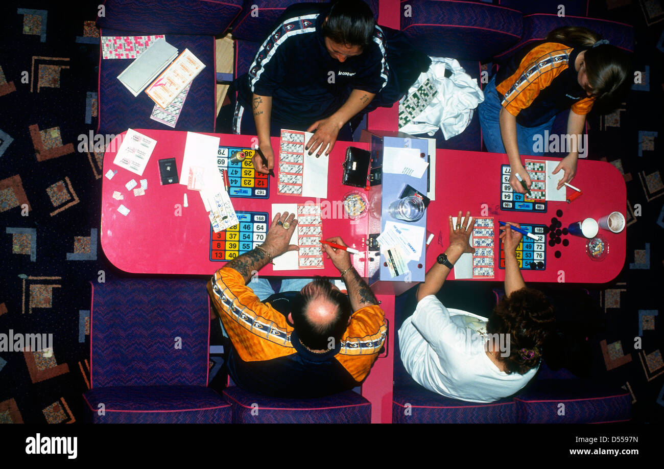 Les gens jouent au bingo, Hounslow, Middlesex, Royaume-Uni. Banque D'Images
