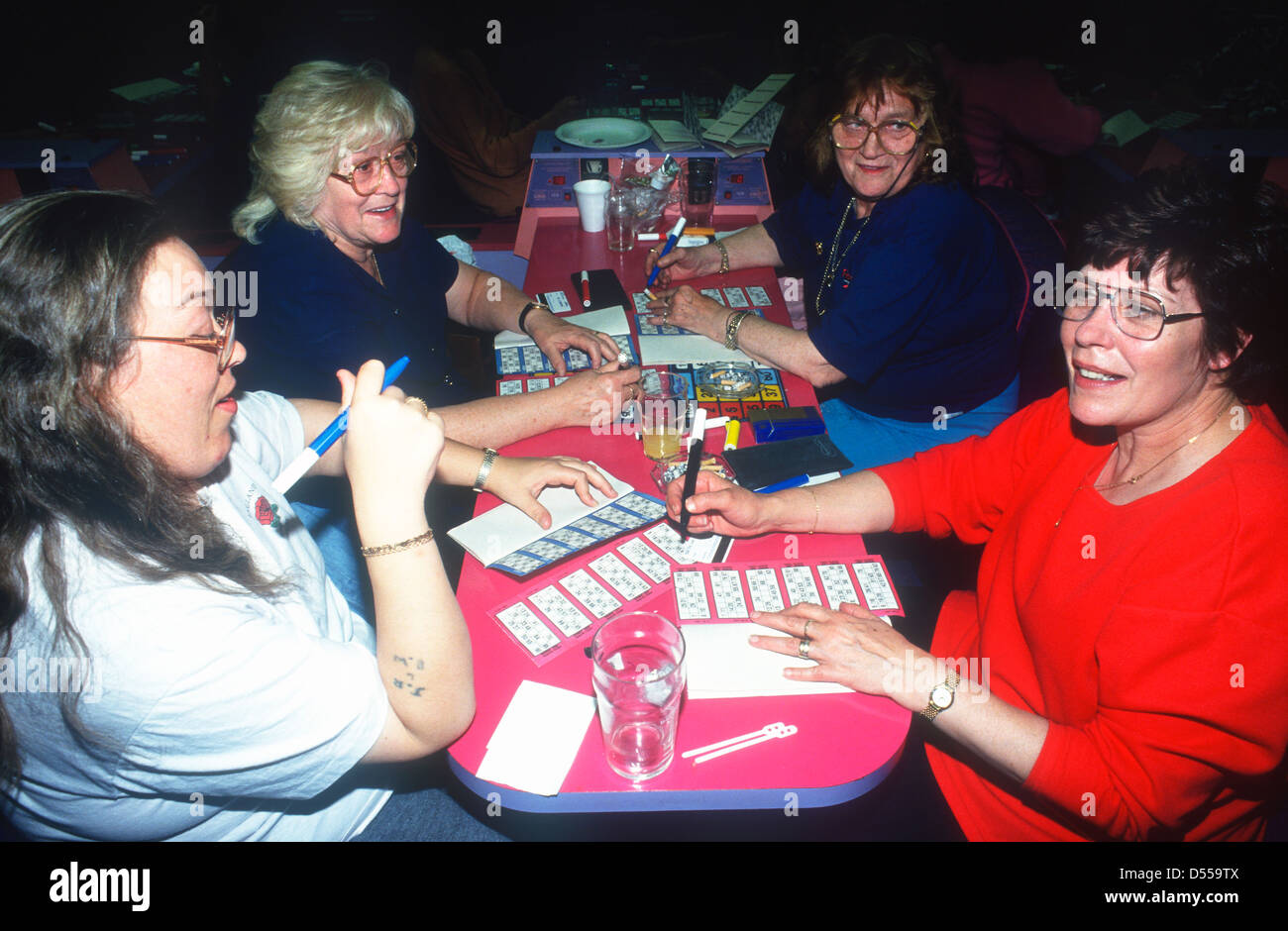 Les femmes jouent au bingo, Hounslow, Middlesex, Royaume-Uni. Banque D'Images