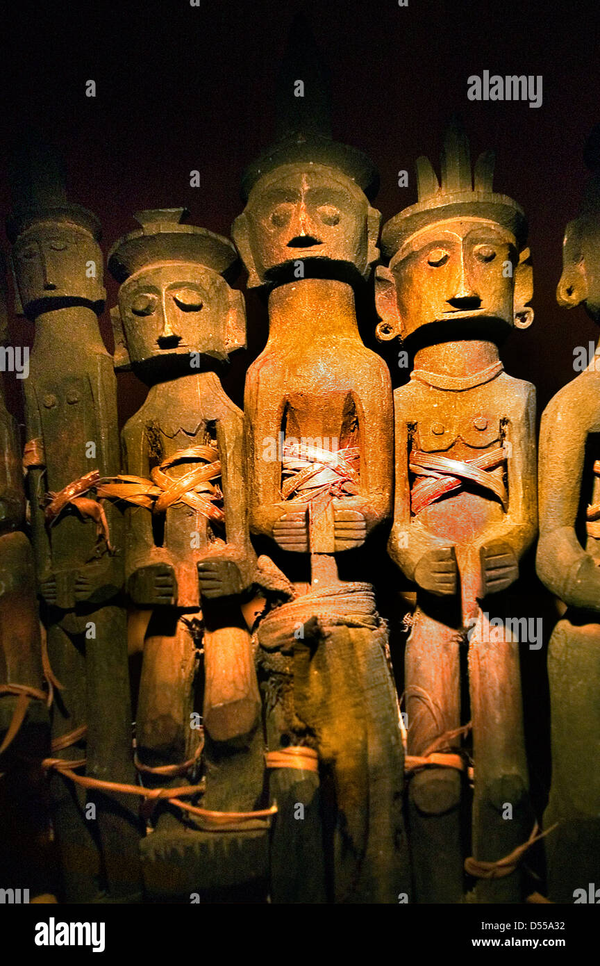 L'île de Nias - ANCÊTRE DE BOIS FIGURE CHIFFRES INDONÉSIE Islandis Nias au large de Sumatra. Banque D'Images L'île de Nias - ANCÊTRE DE BOIS FIGURE CHIFFRES INDONÉSIE Islandis Nias au large de Sumatra. Banque D'Images