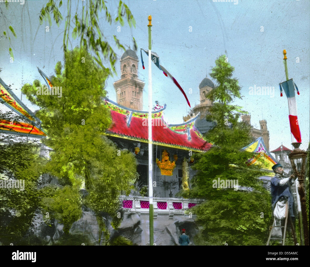 Une vue du Pavillon indo-chinois à l'exposition de Paris de 1900, mettant en valeur son architecture orientale, avec ses toits rouges et ses motifs complexes. Ce pavillon a mis en valeur le patrimoine culturel de l'Indochine lors de l'exposition universelle. Banque D'Images