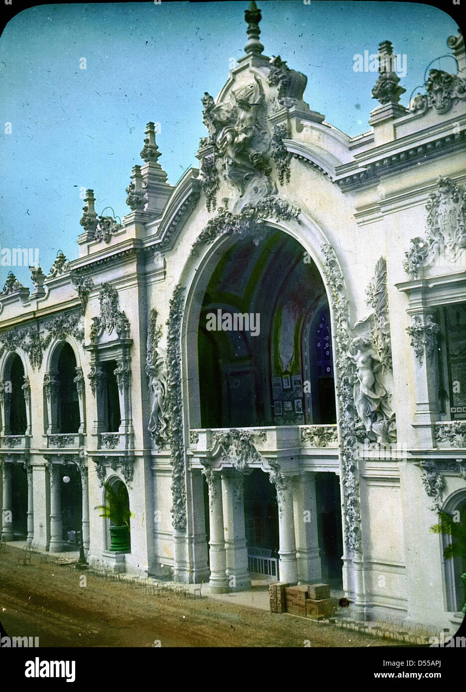 Une photographie du Palais des Arts décoratifs à l'exposition de Paris de 1900, mettant en valeur l'architecture ornée et le design en filigrane qui incarnent l'accent mis par la foire sur les beaux-arts et l'innovation décorative. Banque D'Images