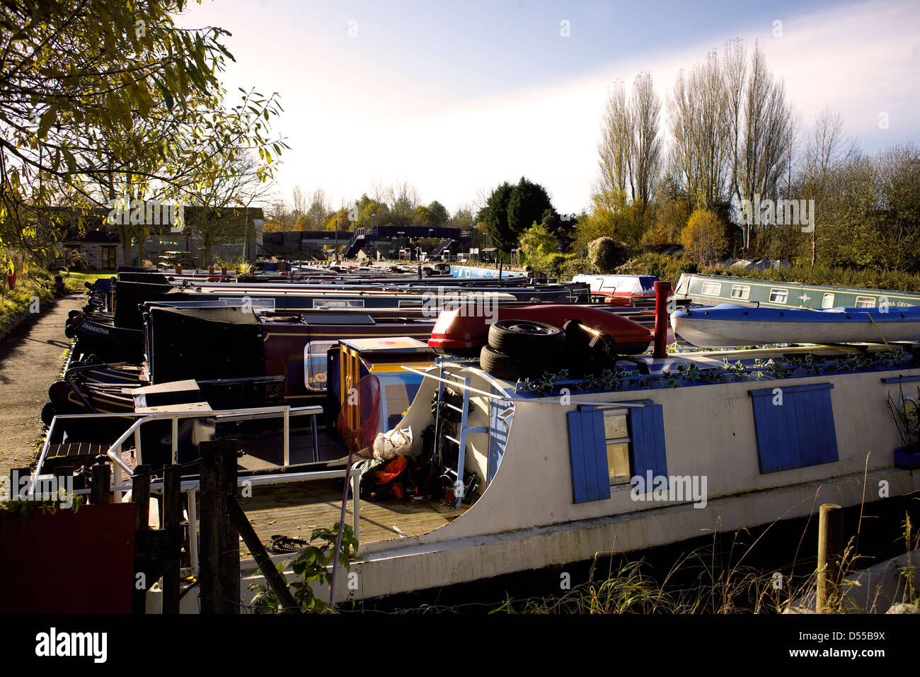 Narrowboats au sud du canal d'Oxford Heyford Wharf Upper Heyford Oxfordshire England UK GO Rousham 15-04 voile Banque D'Images