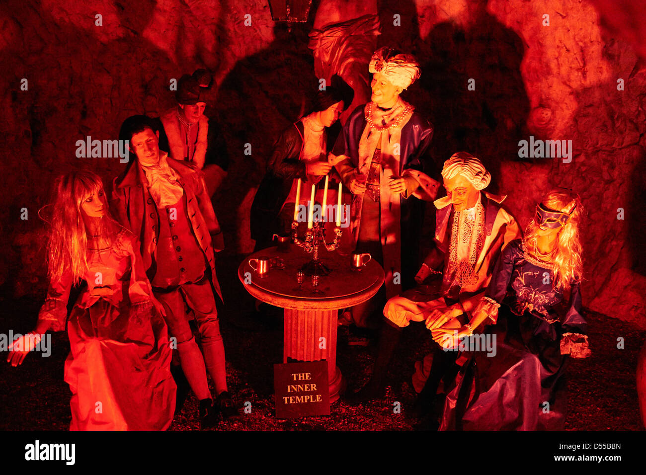 Les Mannequins affichés dans le temple intérieur salle de l'enfer des cavernes de West Wycombe Buckinghamshire Banque D'Images