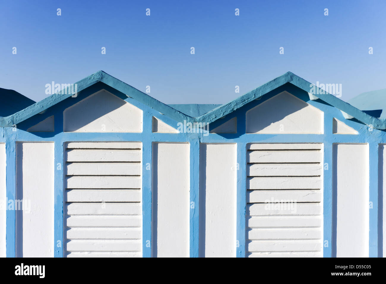 En bois blanc et bleu beach hut à Rimini, Italie Banque D'Images
