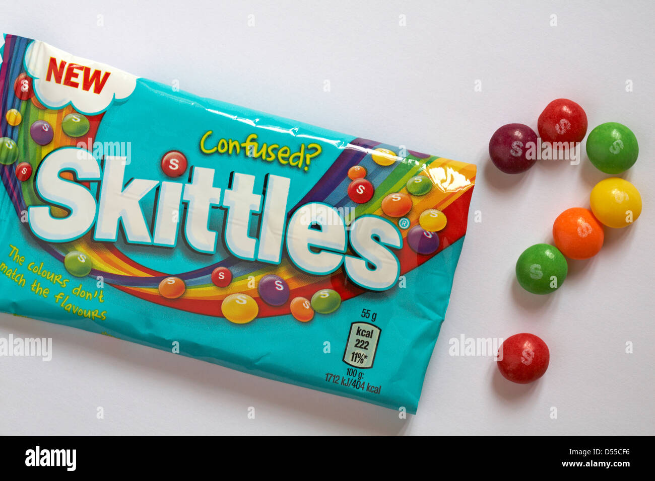 Sachet de nouveau confus ? Skittles fruits bonbons avec matières disposés en forme de point d'interrogation situé sur blanc - les couleurs ne correspondent pas les saveurs Banque D'Images