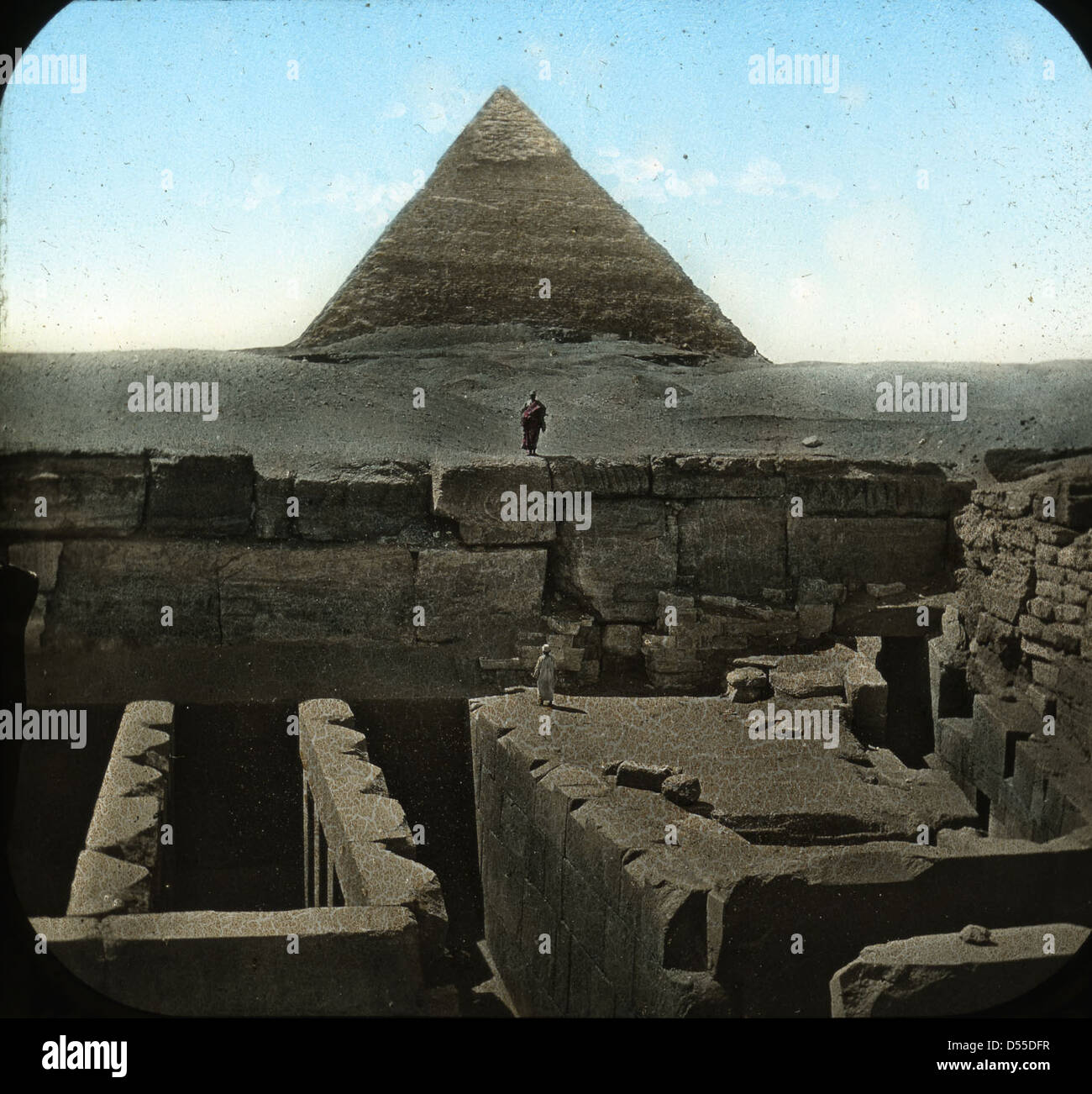 Cette photographie teintée à la main de Gizeh montre la Grande Pyramide de Khoufou et d'autres monuments de la nécropole de Gizeh en Égypte. Les pyramides emblématiques sont parmi les structures anciennes les plus reconnaissables et les plus significatives au monde. Banque D'Images