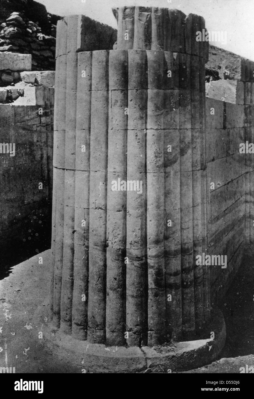 Cette photographie montre une colonne de calcaire du site antique de Sakkara en Égypte, une importante zone archéologique. La colonne fait partie des nombreux artefacts importants trouvés dans la région, qui était un lieu de sépulture pour les pharaons. Banque D'Images