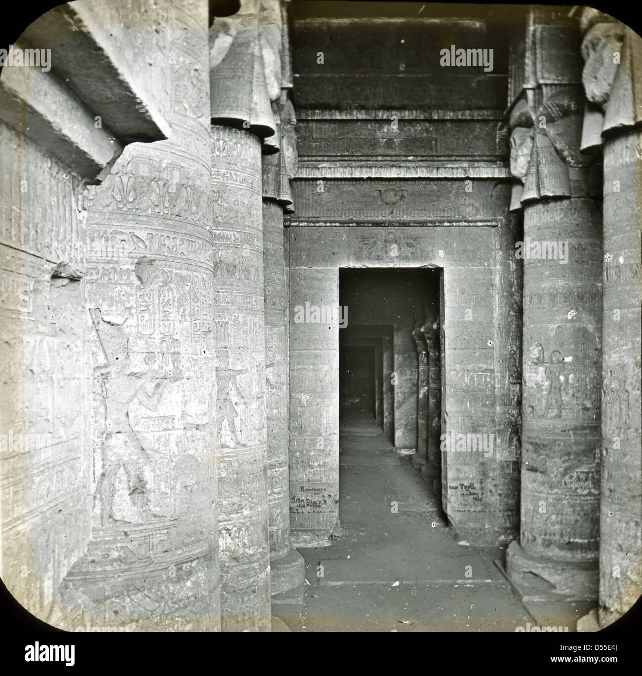 Le temple de Denderah, situé en Égypte, est réputé pour ses structures bien conservées et ses reliefs détaillés. Cette image capture les colonnes impressionnantes et les hiéroglyphes du temple, soulignant sa signification historique et archéologique. Banque D'Images