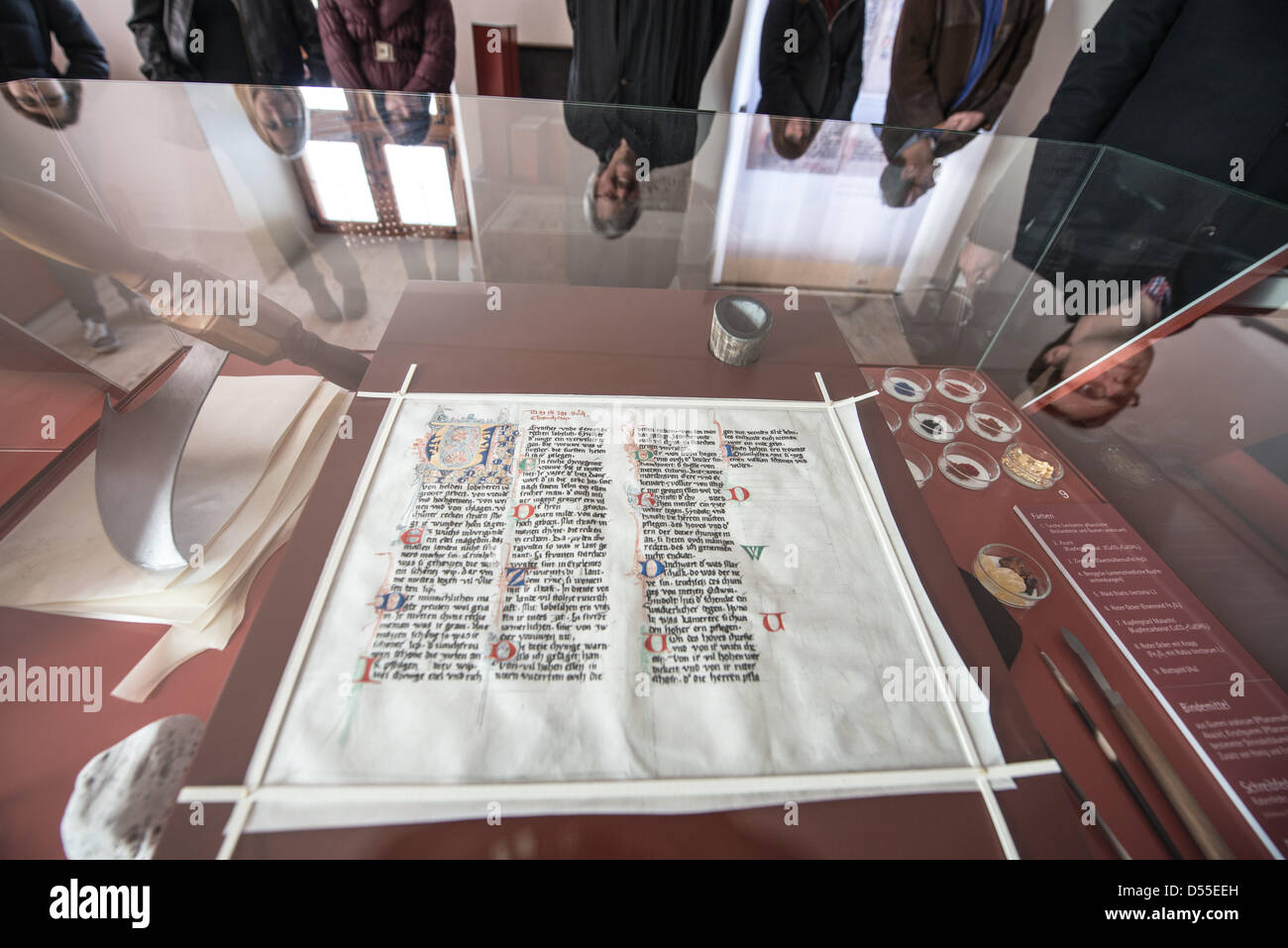 Une copie des deux premières pages d'un manuscrit conservé copie des Nibelungen, le "Codex Prunner,' est exposée au château Prunn est photographié près de Riedenburg, Allemagne, 22 mars 2013. Parmi les autres objets, l'exposition permanente "Prunn Château et la Nibelungen' consiste en une version manuscrite des Nibelungen, le "Codex Prunner' qui a été retrouvé dans le château en 1566. Photo : Armin Weigel Banque D'Images