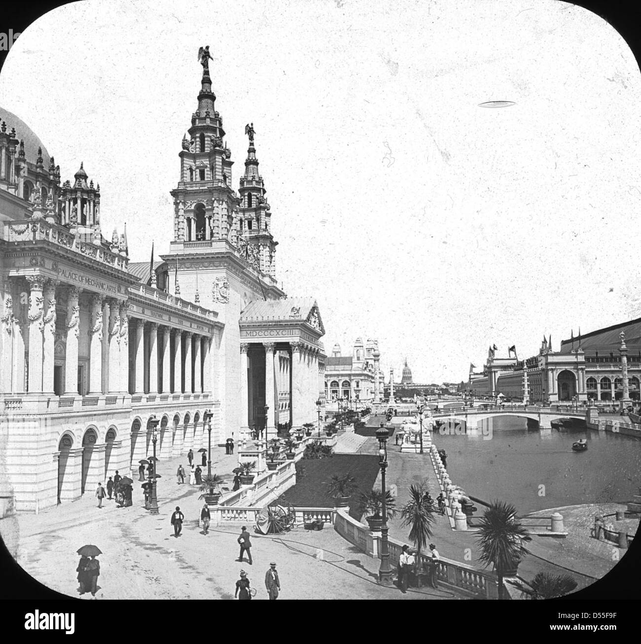 Photographie du bâtiment des machines à l'exposition universelle colombienne de 1893 à Chicago. Cette structure emblématique faisait partie de la ville Blanche, mettant en valeur les progrès de la technologie industrielle. Banque D'Images