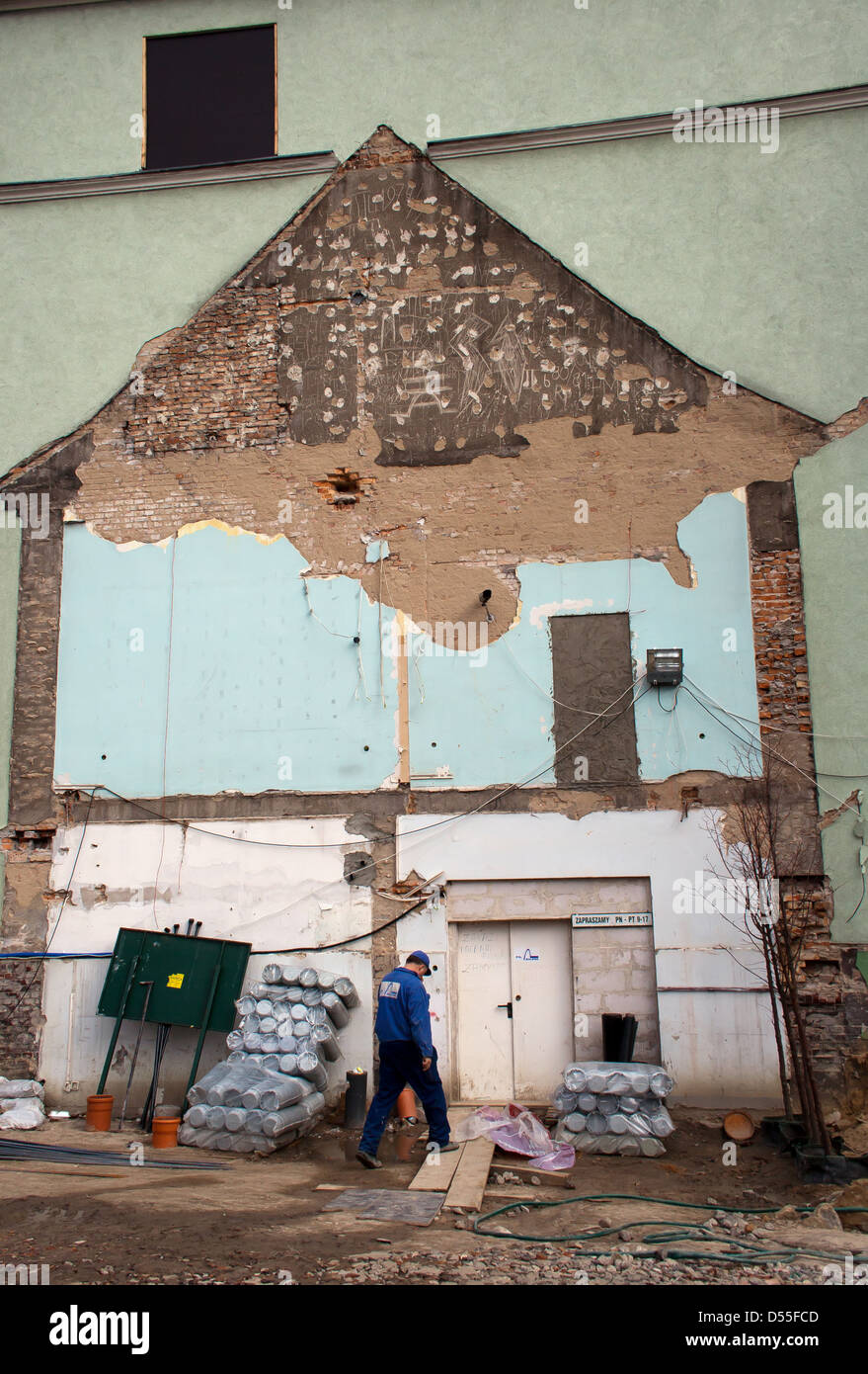 Poznan, Pologne, donne un aperçu d'une maison démolie sur le côté d'un immeuble Banque D'Images