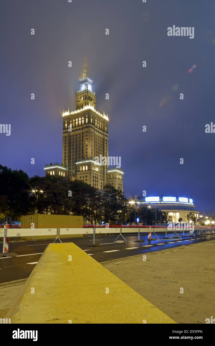 Varsovie, Pologne, le Palais de la Culture le soir dans le centre-ville en style sucre Baker Banque D'Images