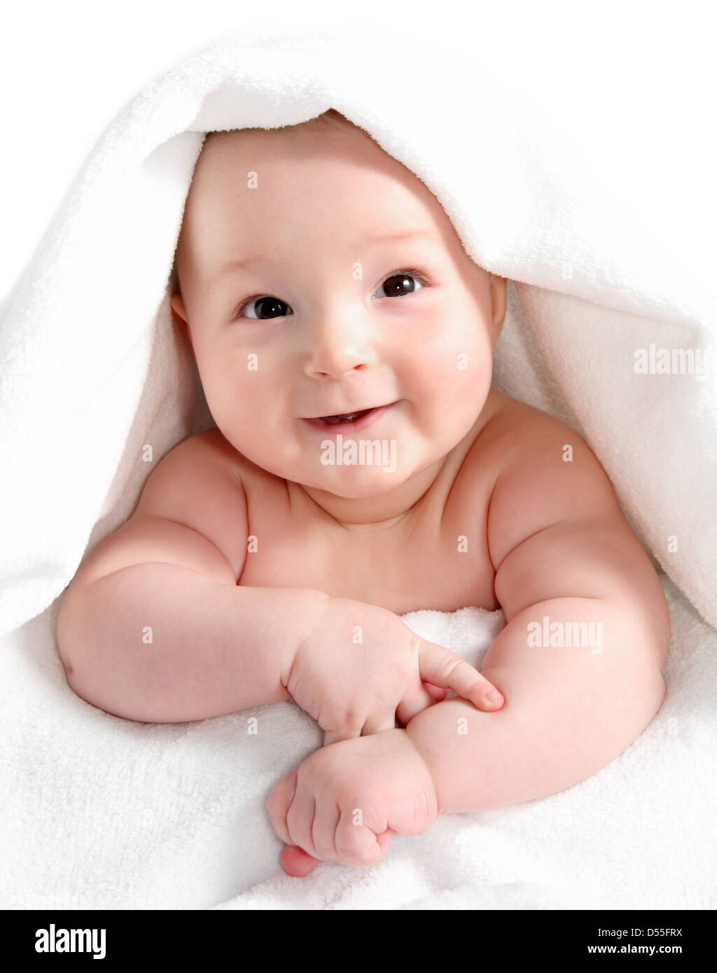 Happy Baby sous couverture blanche Banque D'Images