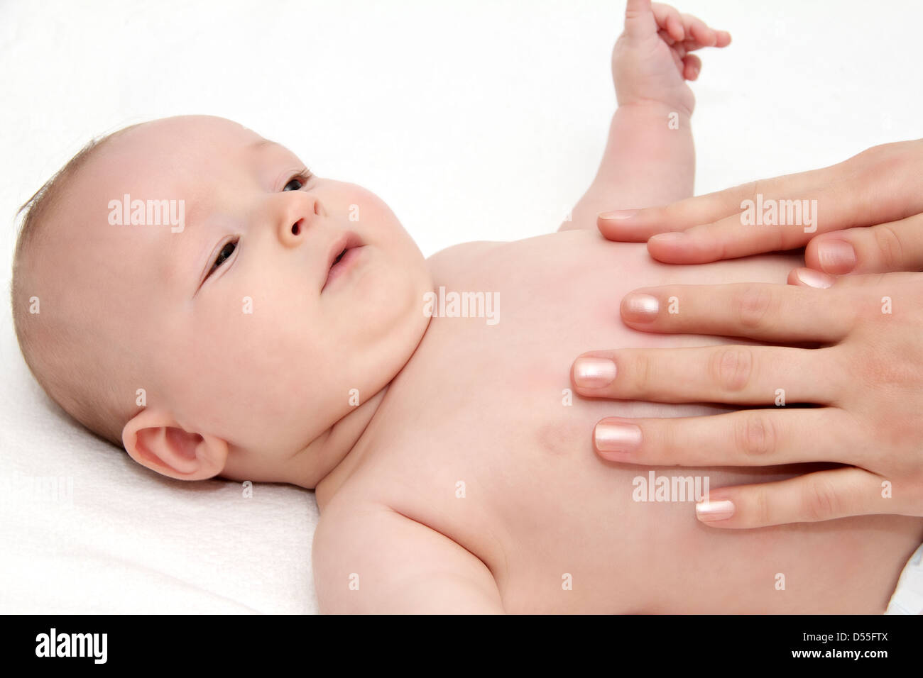 Soins de bébé après bain Banque D'Images