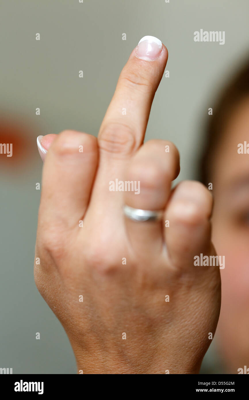 Berlin, Allemagne, femme montrant doigt moyen Banque D'Images