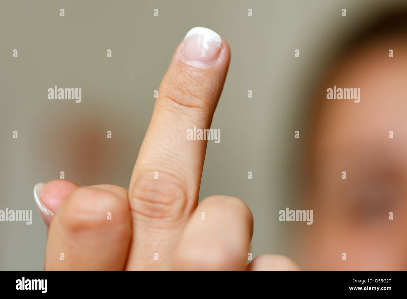 Berlin, Allemagne, femme montrant doigt moyen Banque D'Images