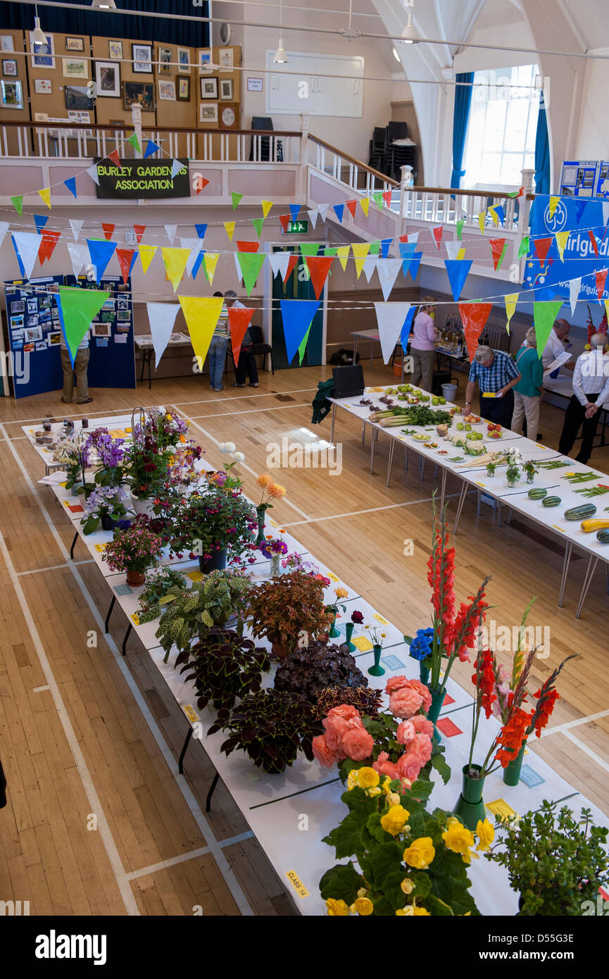 Fleurs et légumes frais produire affiché sur les tables de fêtes - Spectacle des jardiniers, Burley-en-Wharfedale, Yorkshire, Angleterre, Royaume-Uni. Banque D'Images