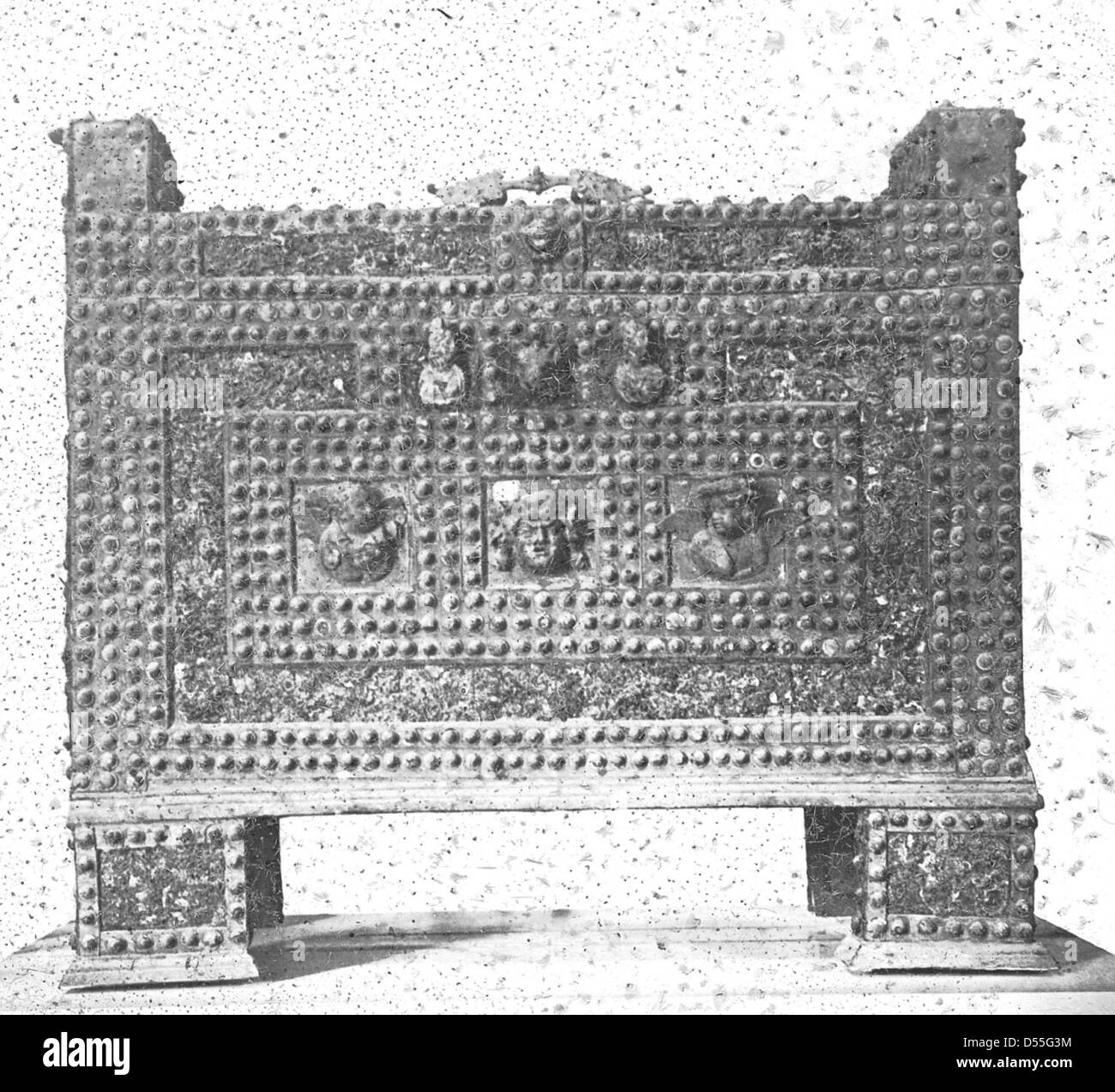 Un coffre-fort en bronze des ruines de Pompéi, présenté comme un artefact significatif. Cet article donne un aperçu de la vie romaine et de la culture matérielle préservée par l'éruption volcanique du Vésuve. Banque D'Images