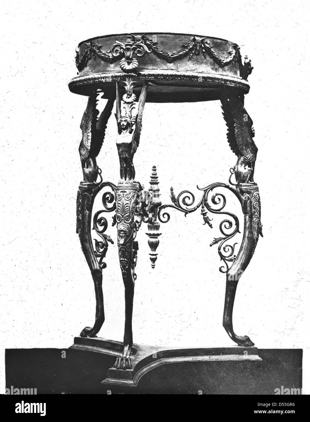 Un brasero trépied de Pompéi utilisé pour chauffer les pièces. Cet artefact met en évidence l'approche romaine du chauffage domestique et de la vie quotidienne dans l'ancienne Pompéi. Banque D'Images