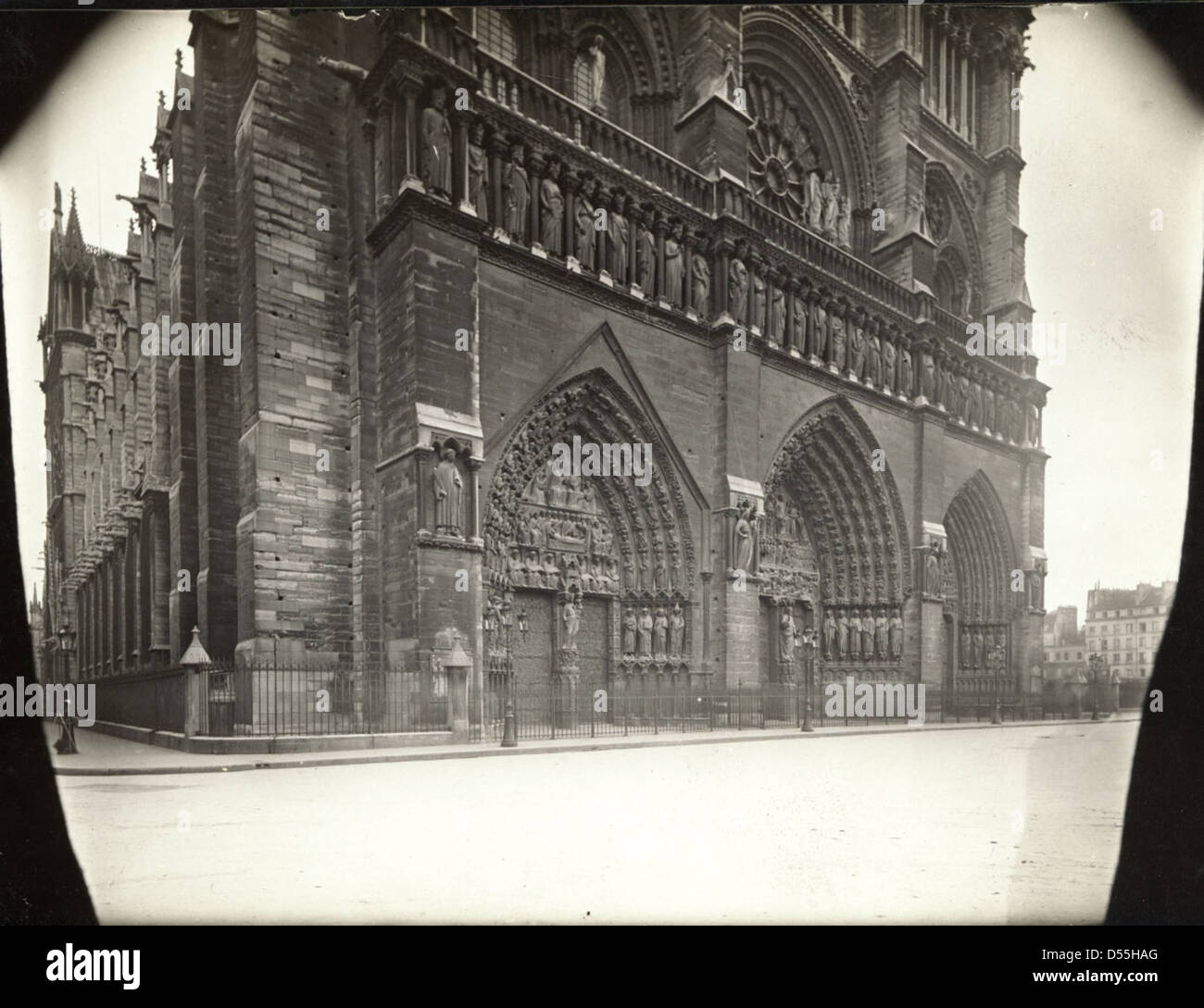 Une photographie de la cathédrale notre-Dame de Paris de 1903, montrant l'architecture gothique emblématique et les détails complexes de la conception de la cathédrale, symbole du patrimoine religieux et culturel français. Banque D'Images