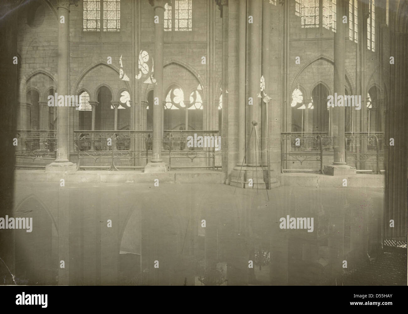 Photographie en noir et blanc de la cathédrale notre-Dame de Paris, prise en 1903. L'image capture la grandeur architecturale de la cathédrale, avec ses contreforts volants distincts et sa rosace. La photographie a été prise par un photographe professionnel et fait partie de la collection du Brooklyn Museum. Banque D'Images