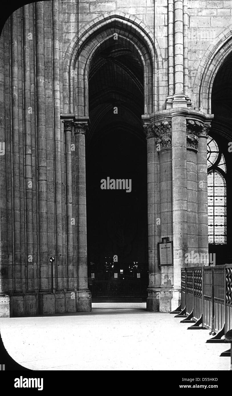 Photographie en noir et blanc de l'emblématique cathédrale notre-Dame de Paris, en France, prise en 1903. L'image met en valeur l'architecture gothique de la cathédrale et ses principales caractéristiques, y compris les flèches et les contreforts volants. Banque D'Images