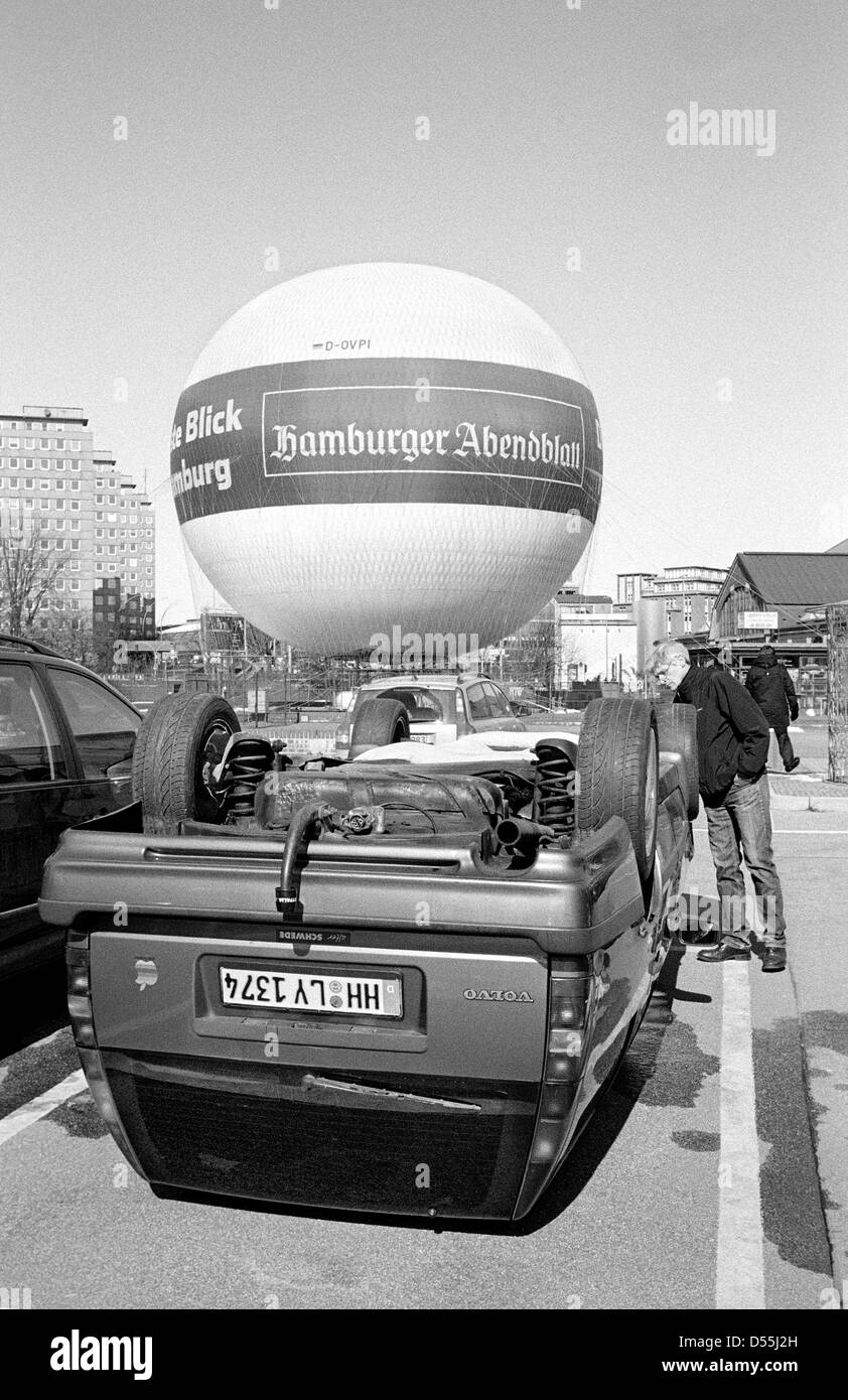 L'artiste Hans-Peter Feldmann Volvo à l'envers dans un parking à Deichtorhallen de Hambourg. Banque D'Images